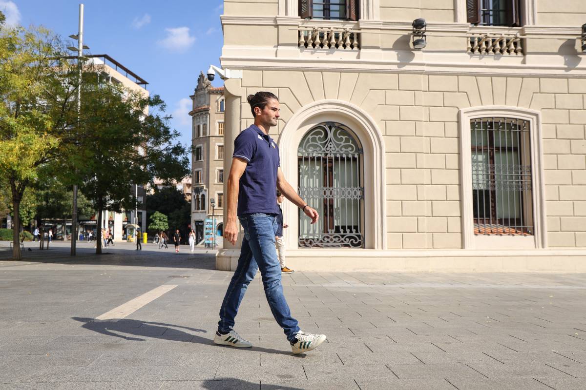 L'ídol arlequinat passejant per la plaça Sant Roc - Víctor Castillo