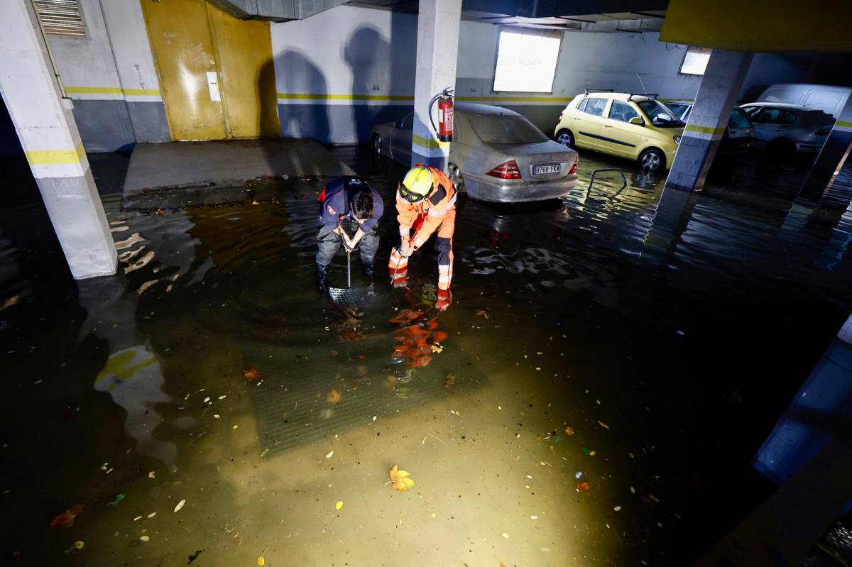 FOTOS | Les fortes pluges inunden un aparcament soterrat de la zona de Can Roqueta 