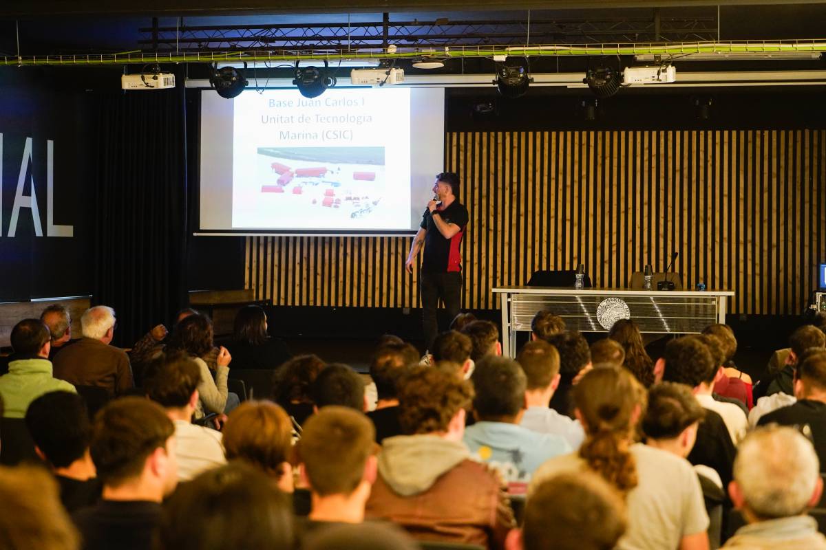 Desenes d`estudiants d`FP escoltant el relat de l`exalumne - David Chao Desenes d`estudiants d`FP escoltant el relat de l`exalumne