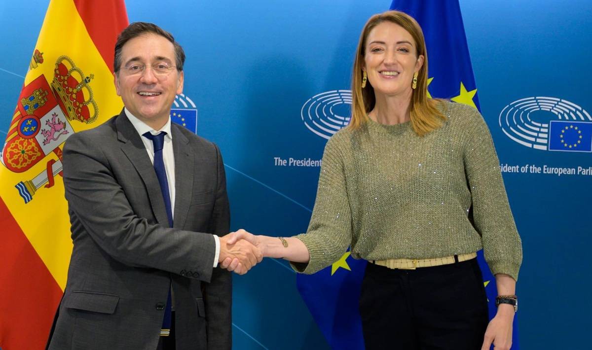 Albares es reuneix amb Metsola per l'ús del català a l'Eurocambra: «És un pas més endavant»