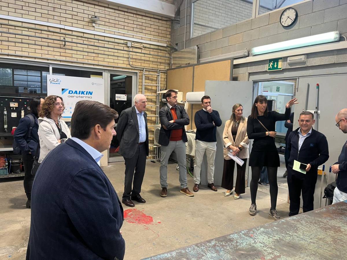Visita a les instal·lacions de Formació Professional de l`institut Santa Eulàlia - Visita a les instal·lacions de Formació Professional de l`institut Santa Eulàlia