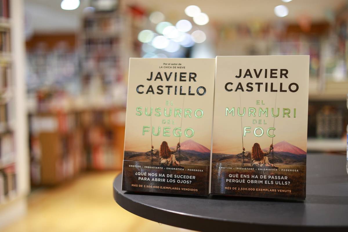 Javier Castillo ha signat llibres a la Llar del Llibre - VÍCTOR CASTILLO Javier Castillo ha signat llibres a la Llar del Llibre