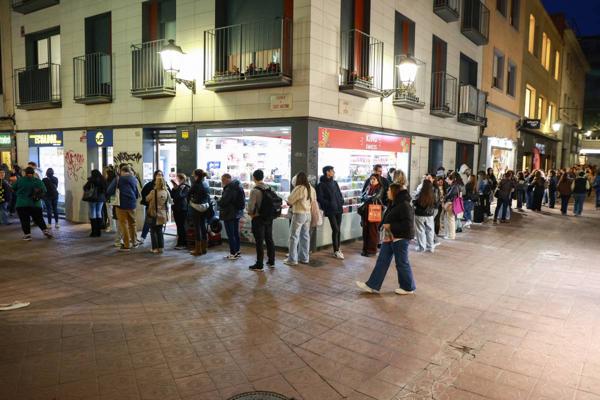 Javier Castillo ha signat llibres a la Llar del Llibre - VÍCTOR CASTILLO Javier Castillo ha signat llibres a la Llar del Llibre
