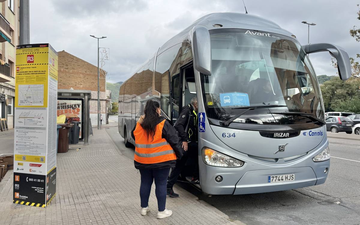 Un bus a la Garriga del servei alternatiu de transport al macrotall a l`R3. - A.Segura/ACN Un bus a la Garriga del servei alternatiu de transport al macrotall a l`R3.