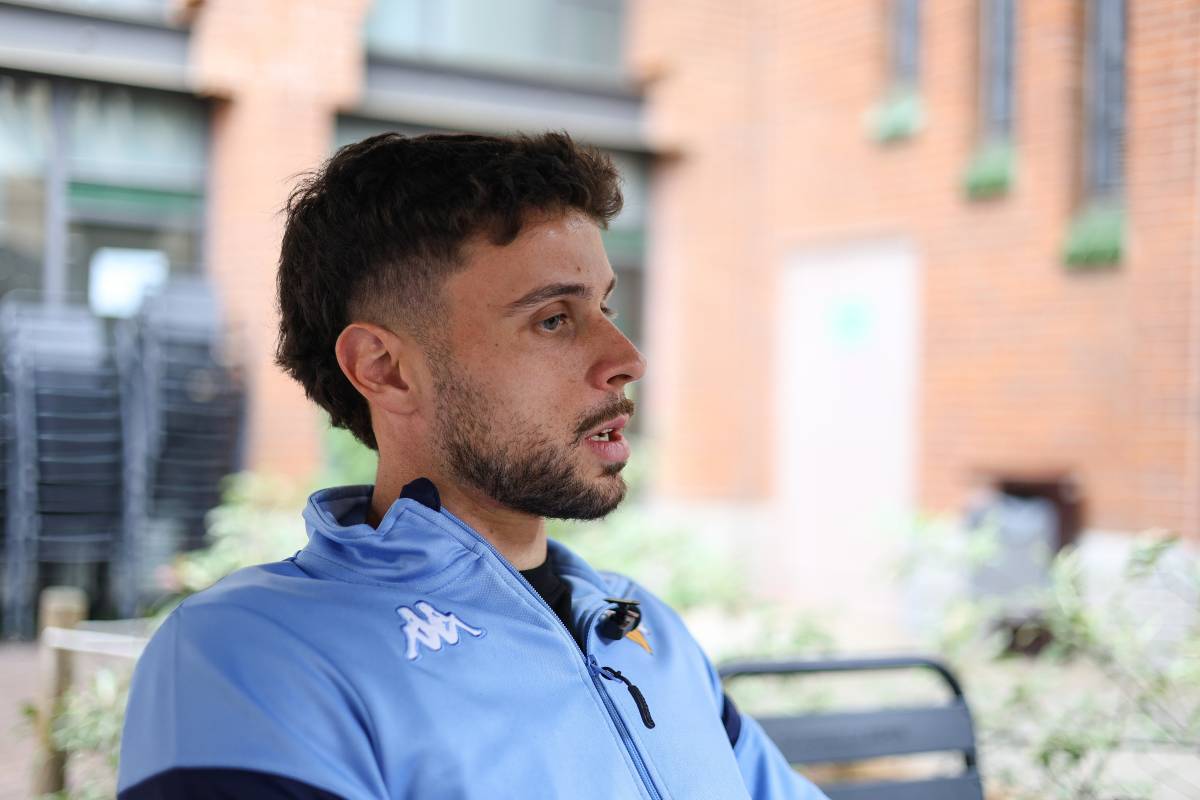 L`arlequinat durant l`entrevista pel D.S als Jardinets de la Caixa