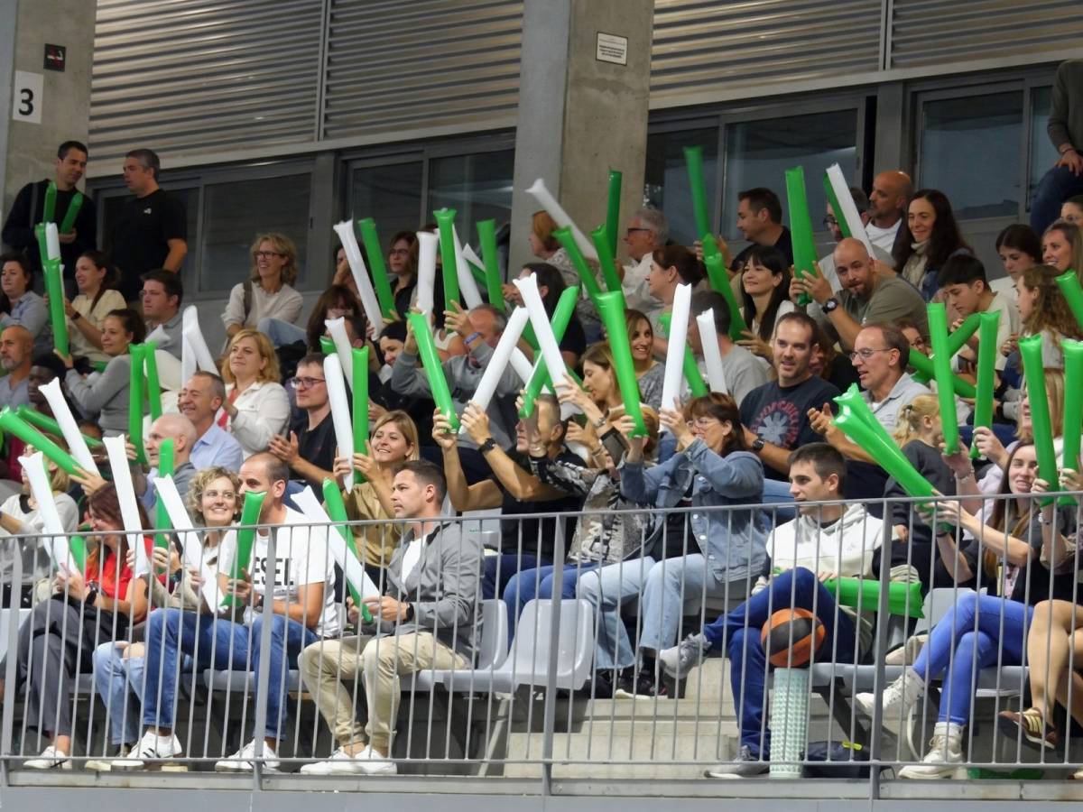 Familiars, amics i acompanyants, a les graderies del pavelló - CEDIDA Familiars, amics i acompanyants, a les graderies del pavelló