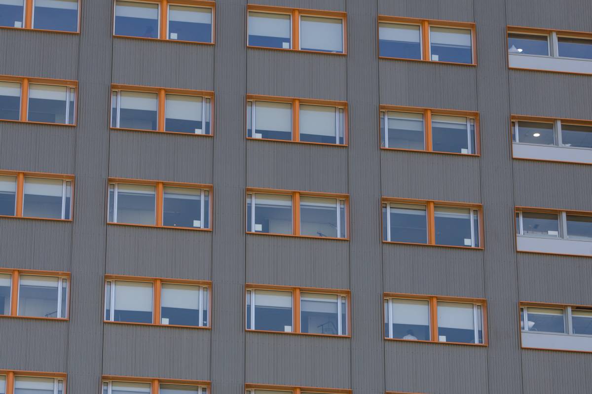 El detall de la façana nord, amb la xapa d`alumini miniola i el taronja corporatiu de MútuaTerrassa - Nebridi Aróztegui El detall de la façana nord, amb la xapa d`alumini miniola i el taronja corporatiu de MútuaTerrassa