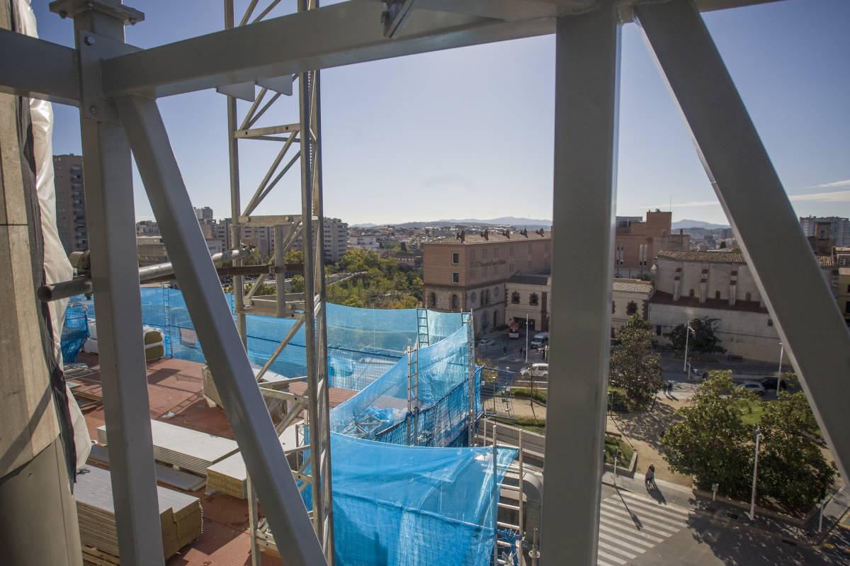 La plataforma de la façana sud per a conservar materials sense alterar la circulació de vianants o vehicles - Nebridi Aróztegui La plataforma de la façana sud per a conservar materials sense alterar la circulació de vianants o vehicles