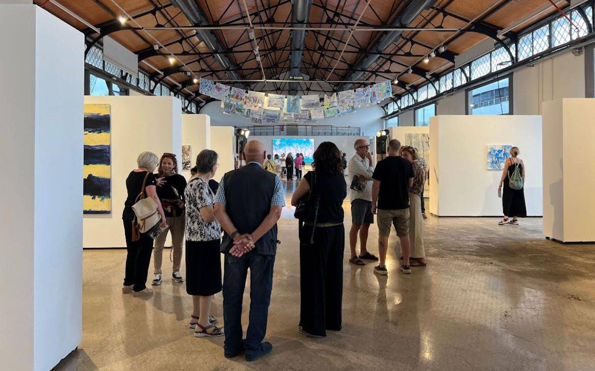 Nuri Mariné ofereix visites guiades a l’exposició «El peix no cau del cel» al Tinglado 1 del Moll de Costa