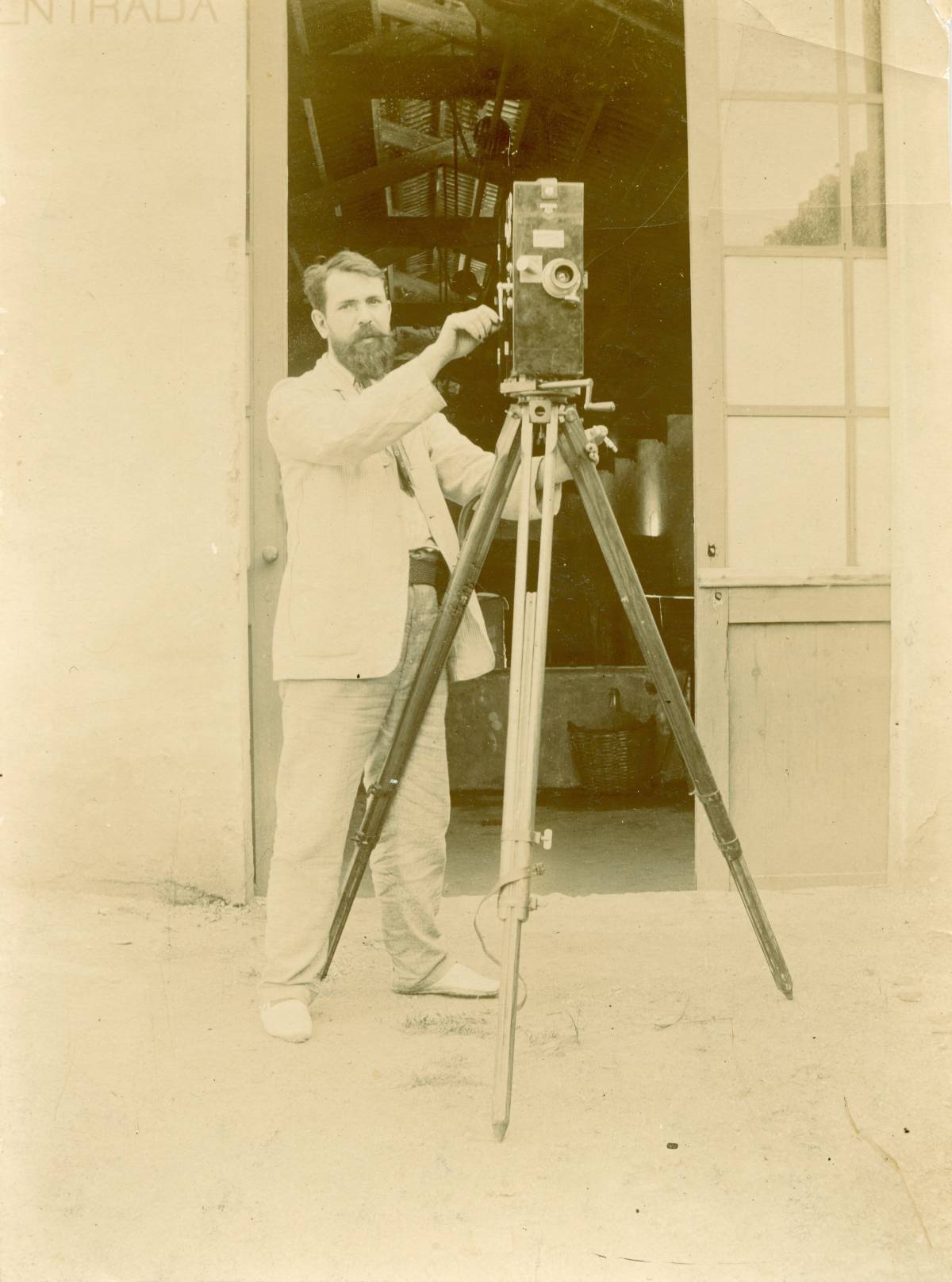El música amb una càmera - Fons Arxiu Tobella El música amb una càmera