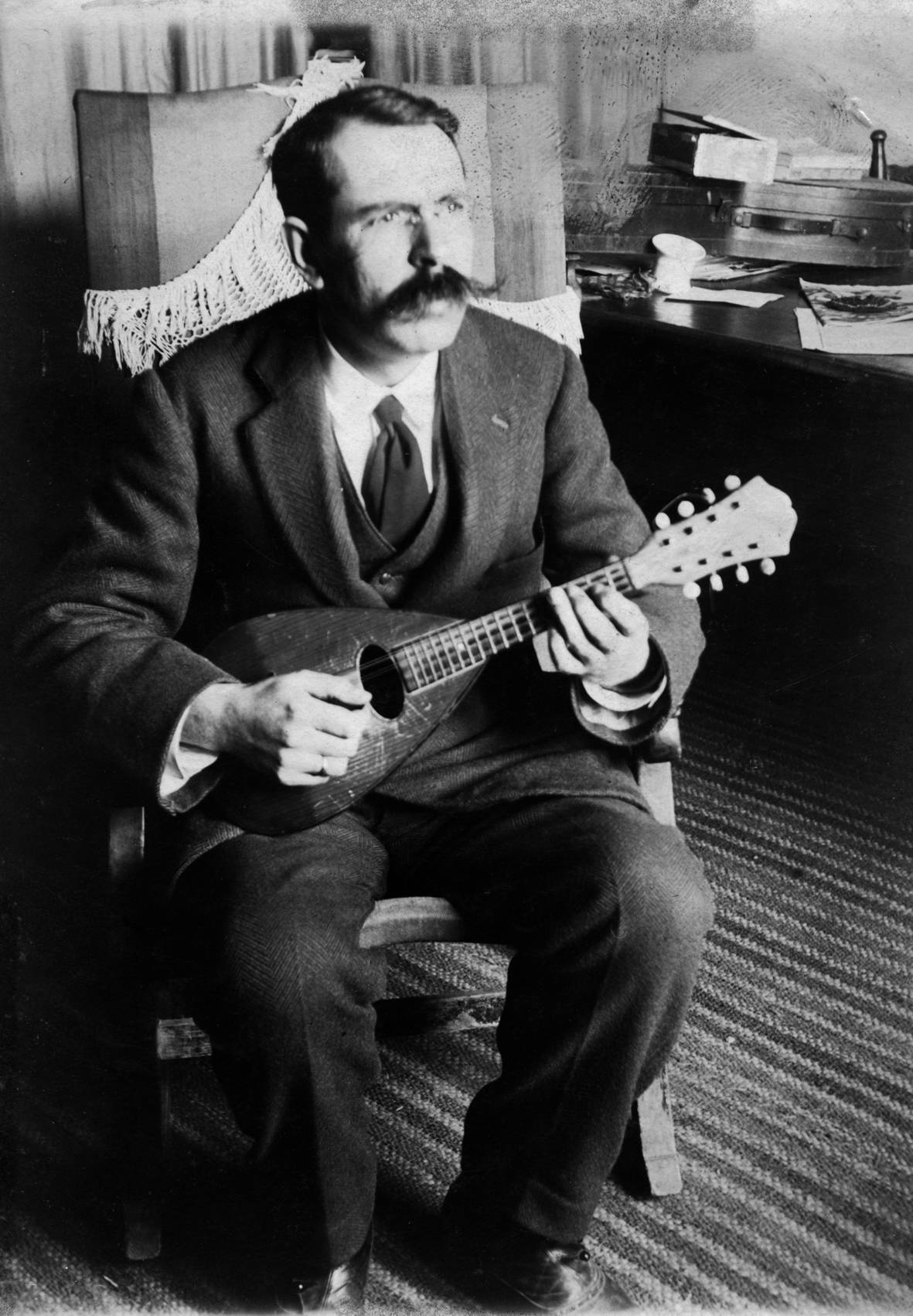 Martí Alegre i Puig, amb el llaüt - Fons Arxiu Tobella Martí Alegre i Puig, amb el llaüt