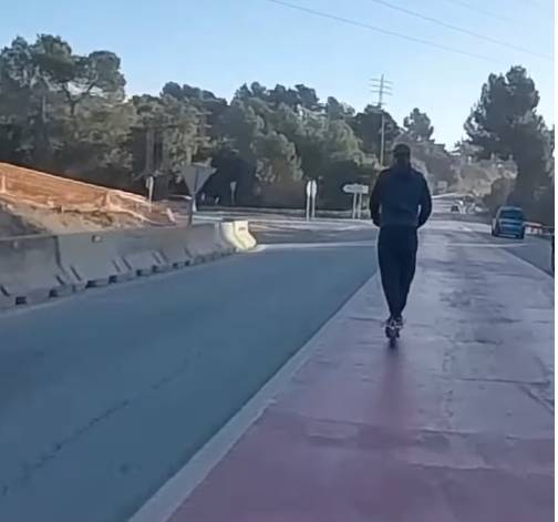 VÍDEO | Graven un conductor de patinet temerari a la N-150 en plena hora punta