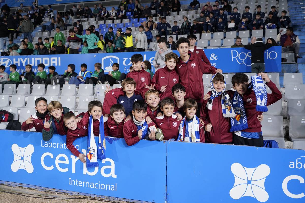 Els jugadors de Futsal SAFA amb bufandes arlequinades - David Chao Els jugadors de Futsal SAFA amb bufandes arlequinades
