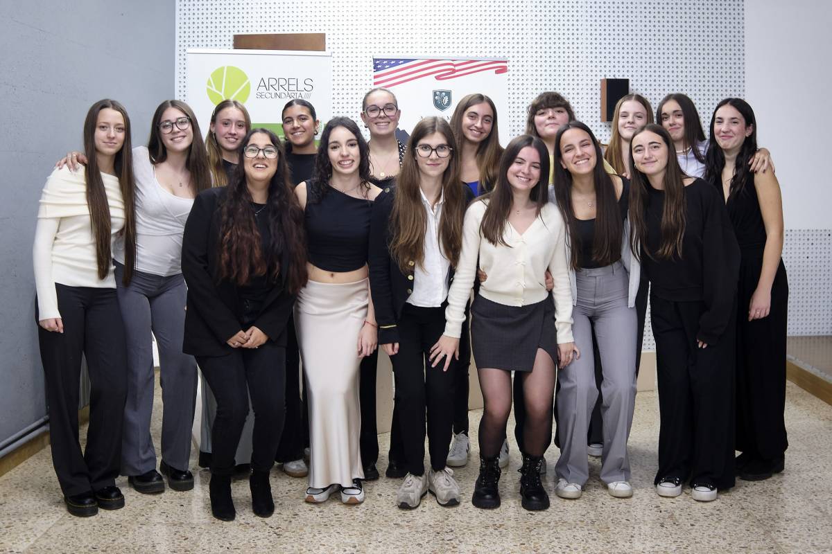 Alumnat dels Treballs de Recerca a l`Escola Arrels - Alumnat dels Treballs de Recerca a l`Escola Arrels