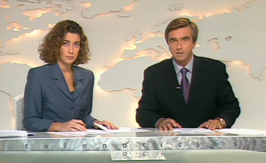 Helena Garcia Melero i Carles Francino, en un TN de 1999 - 3Cat Helena Garcia Melero i Carles Francino, en un TN de 1999