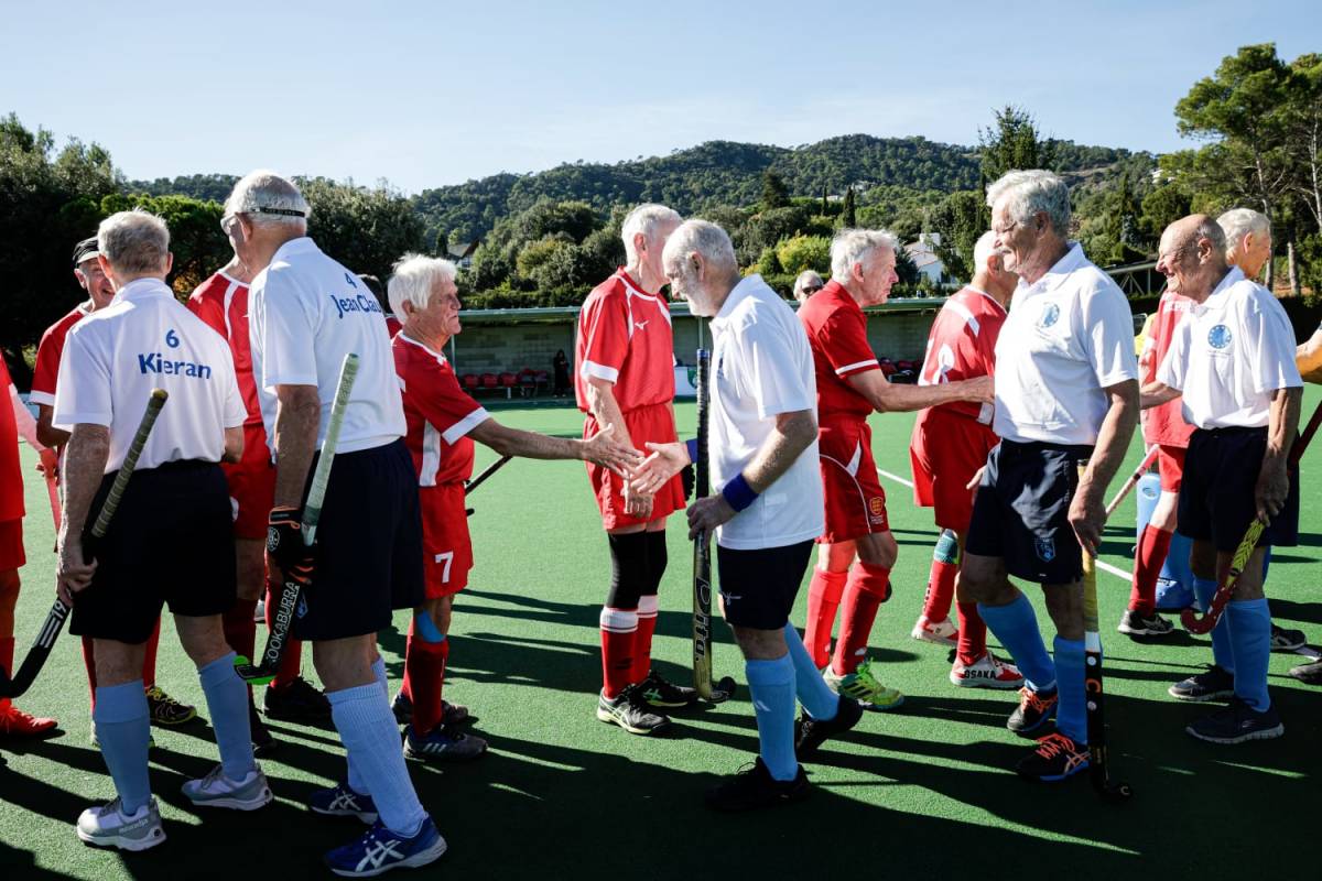 Salutació d`ambdós conjunts abans d`iniciar el matx - LLUÍS CLOTET Salutació d`ambdós conjunts abans d`iniciar el matx