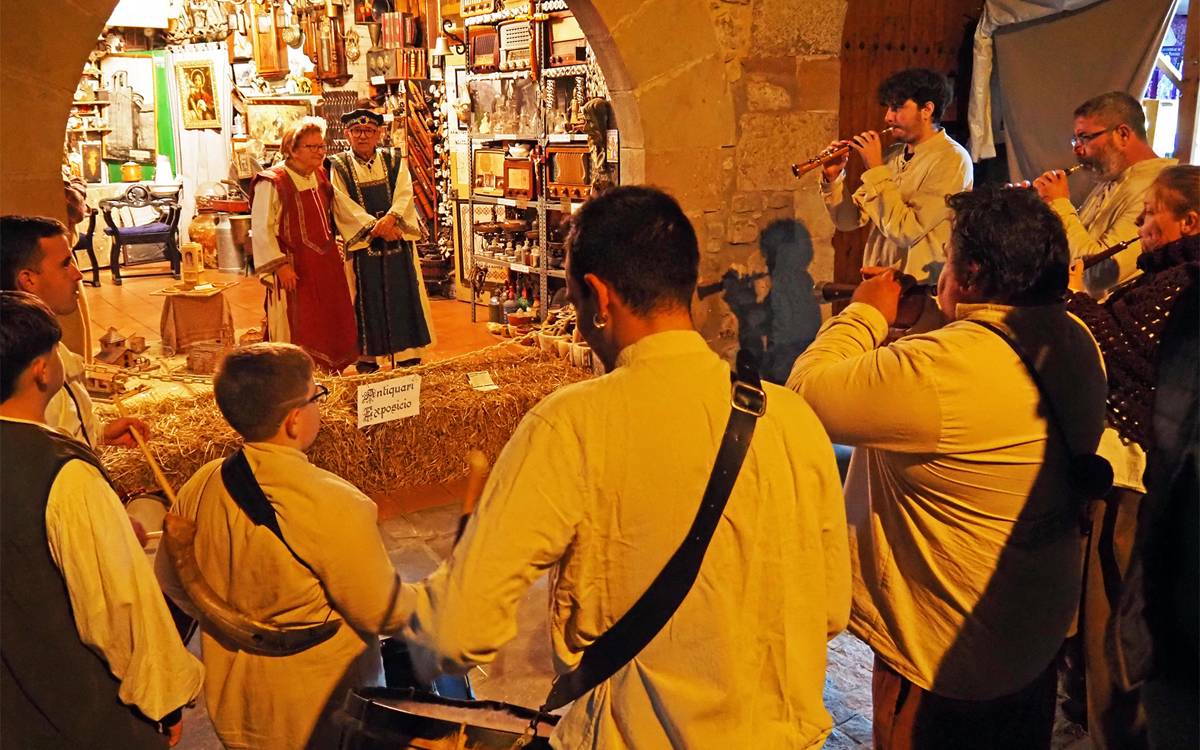 La Fira Medieval d'Oficis de Súria tanca una edició multitudinària amb focs i homenatges