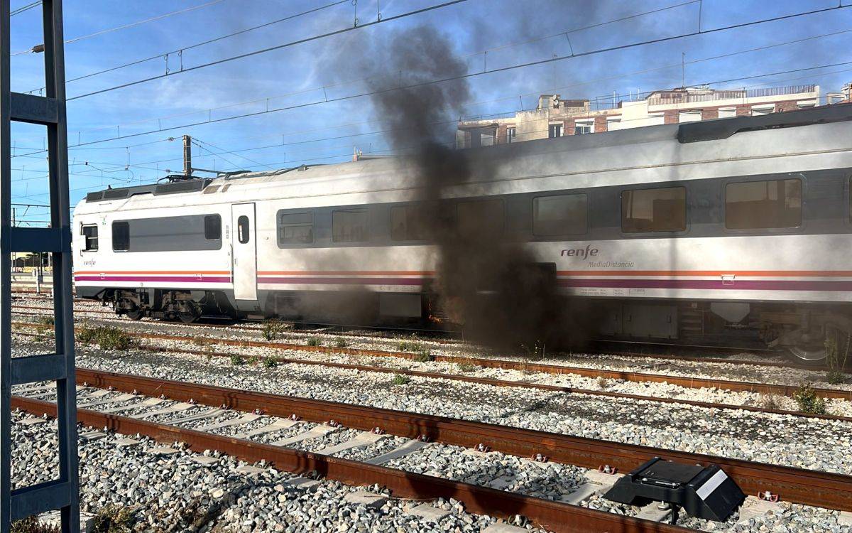 Ensurt per un incendi en un tren de Rodalies a l'estació de Tarragona
