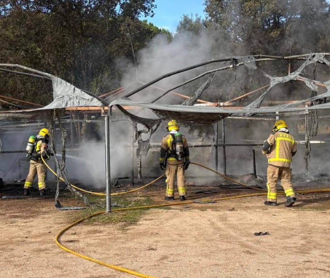Crema una carpa en una coneguda finca turística d'Arbúcies