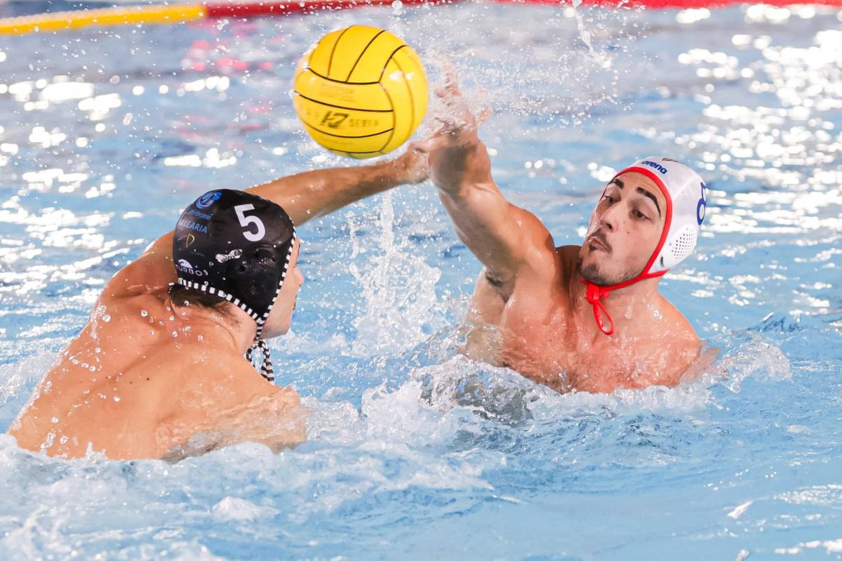 Gerard Cuacos, a la dreta, lluitant per la pilota amb el visitant Nahuel Leona - Lluís Clotet