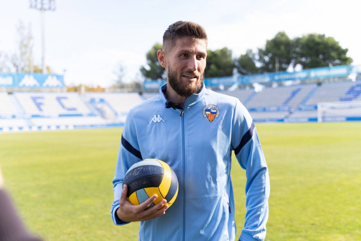 Kaiser, amb una pilota de waterpolo