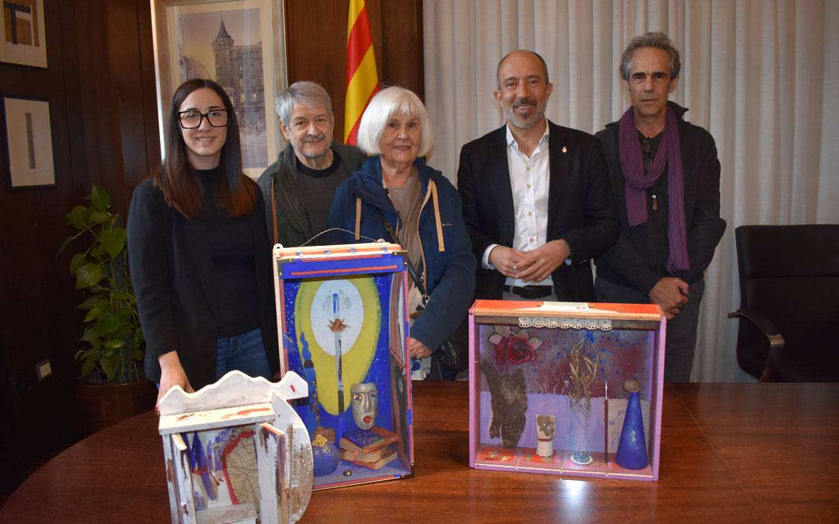 Antolina Vilaseca, amb el seu marit i representants de l'Ajuntament i el Museu de Manresa - AjM