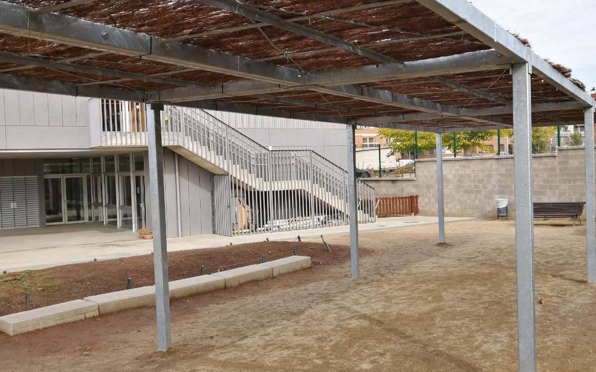 Nova pèrgola a l'escola Pla del Puig de Sant Fruitós - AjSFB