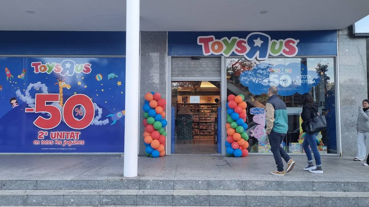 Clients entrant al nou Toys'R'Us del Paddock - D.S.