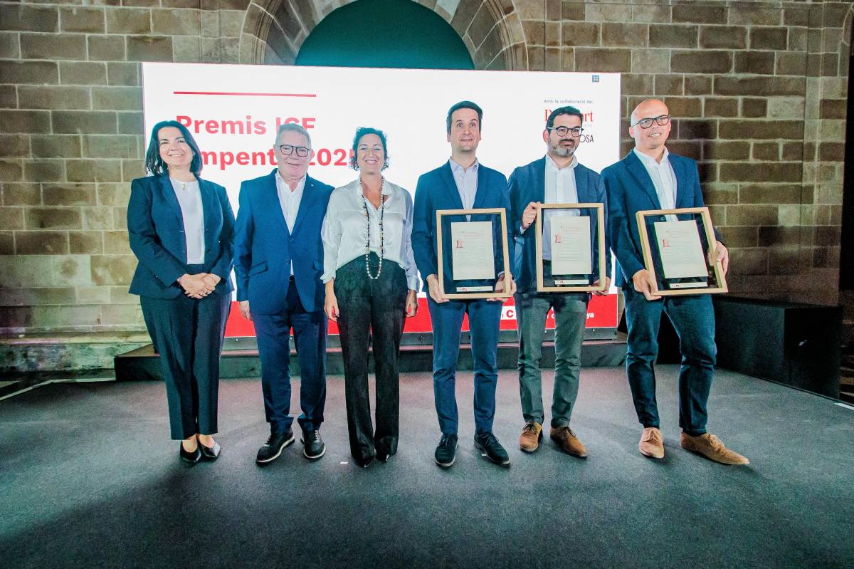 Els guanyadors dels primers Premis ICF Empenta, amb la consellera Alicia Romero - ACN