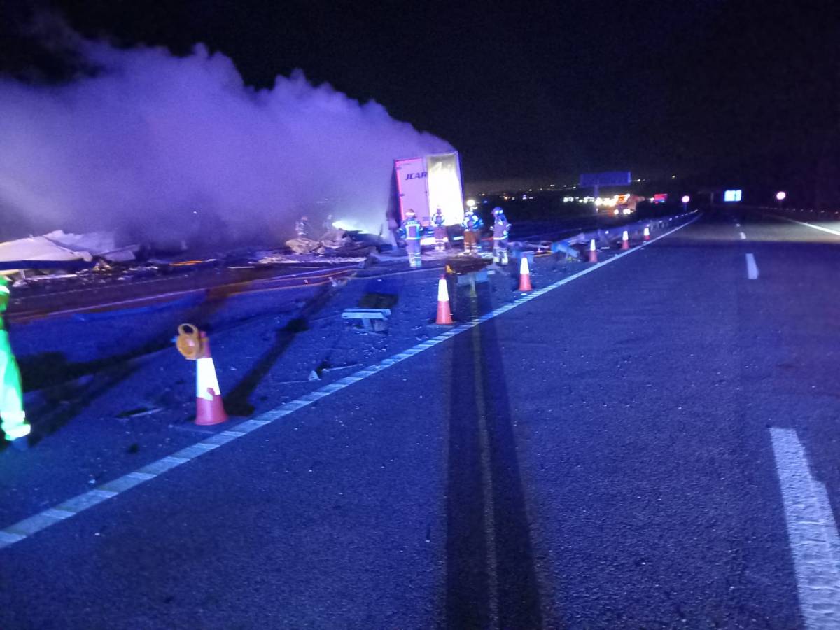 Un accident múltiple amb camions de càrrega provoca un incendi i talla l'AP-7 a l'Aldea