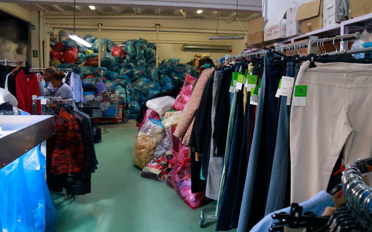 Les entitats de la cooperativa Roba Amiga volen que els ajuntaments paguin la recollida tèxtil: «Estem al límit»