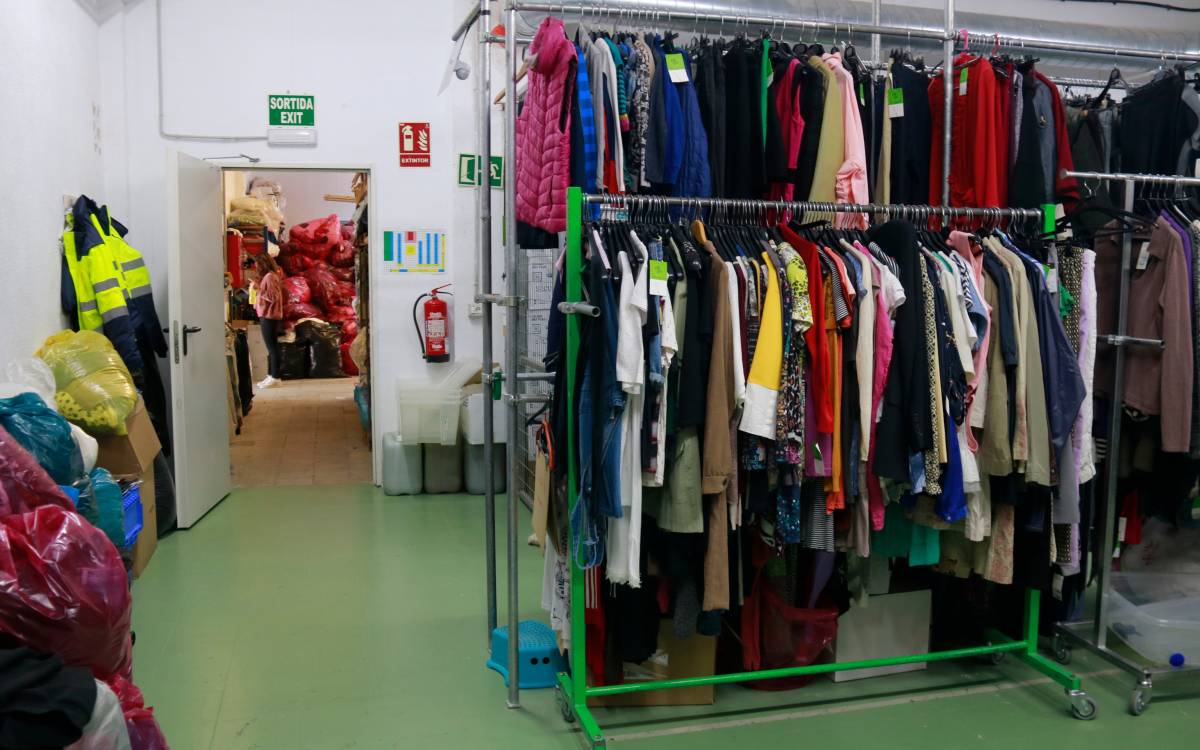 Roba i més roba al magatzem de l`Associació Tapís.