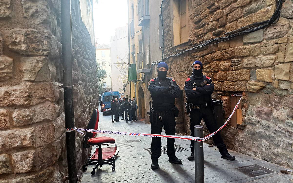Els Mossos d'Esquadra executen el llançament d'un bloc a Manresa amb famílies i infants