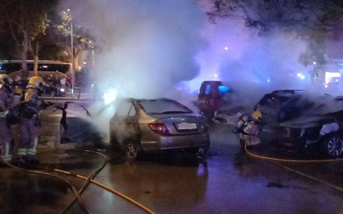 Un espectacular incendi crema diversos vehicles en un aparcament municipal a Reus