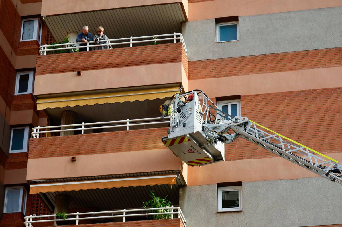 FOTOS | Intervenció per la finestra d'un domicili per rescatar una dona que ha caigut a casa seva