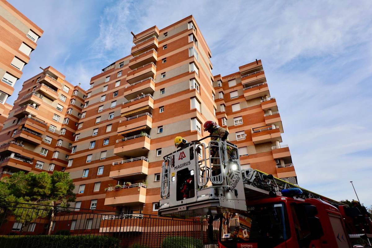 Els Bombers durant la intervenció - Juanma Peláez