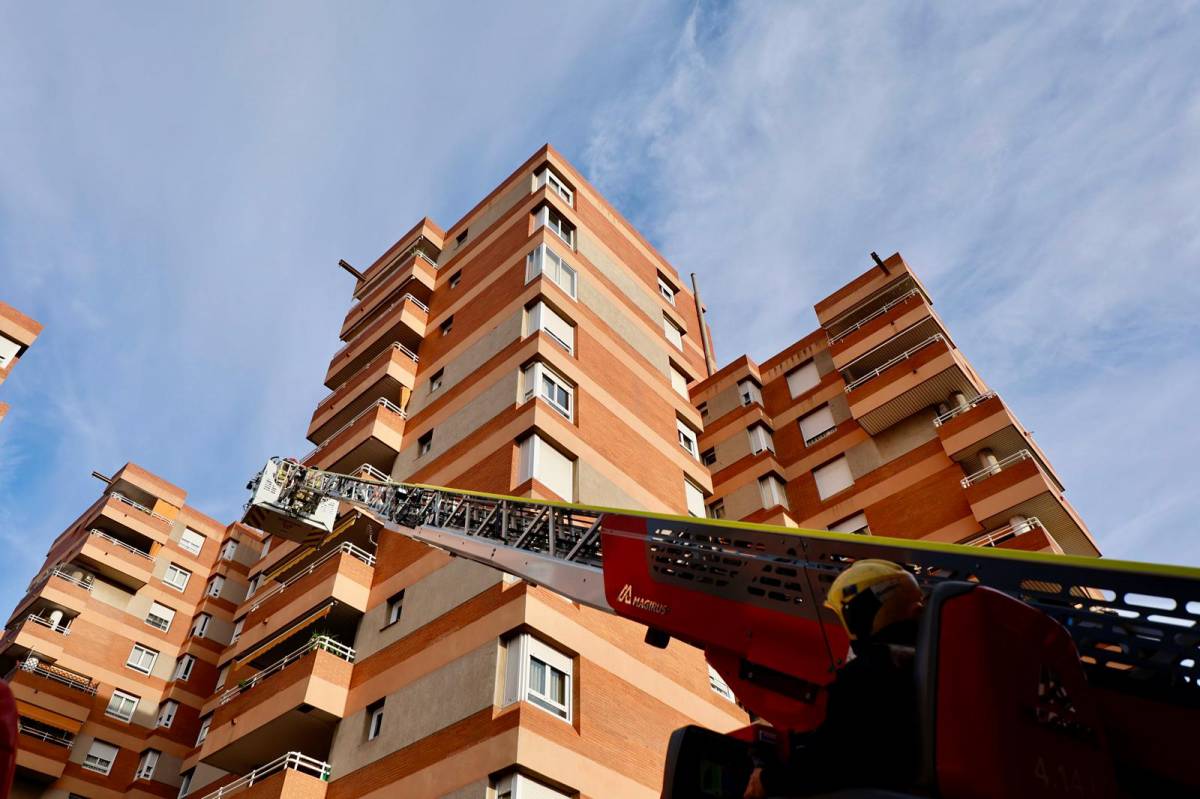 Els Bombers durant la intervenció - Juanma Peláez