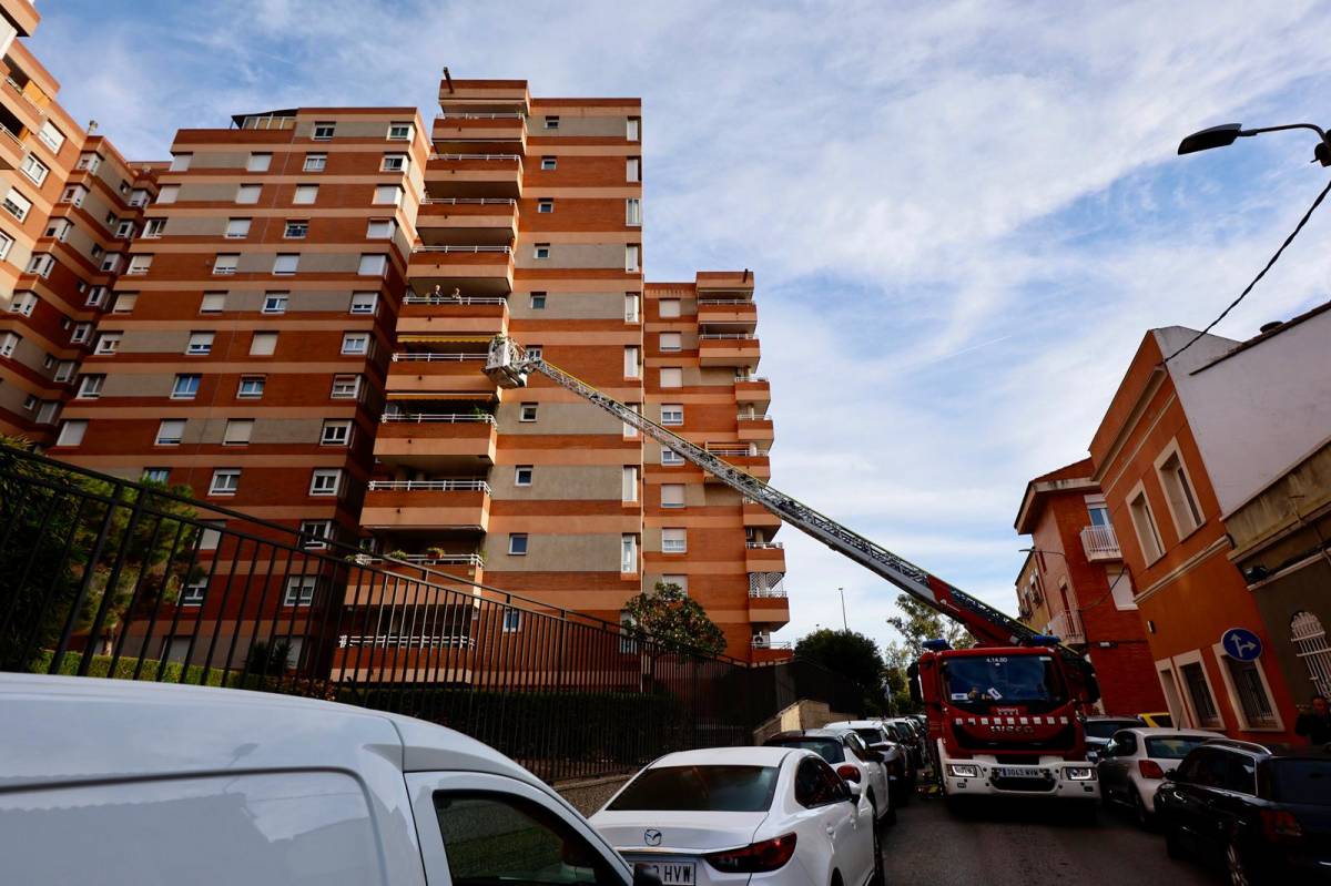 Els Bombers durant la intervenció - Juanma Peláez