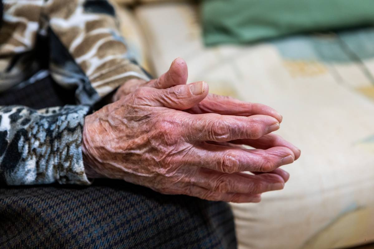 Les mans de María Martínez, veïna centenària de Sabadell 