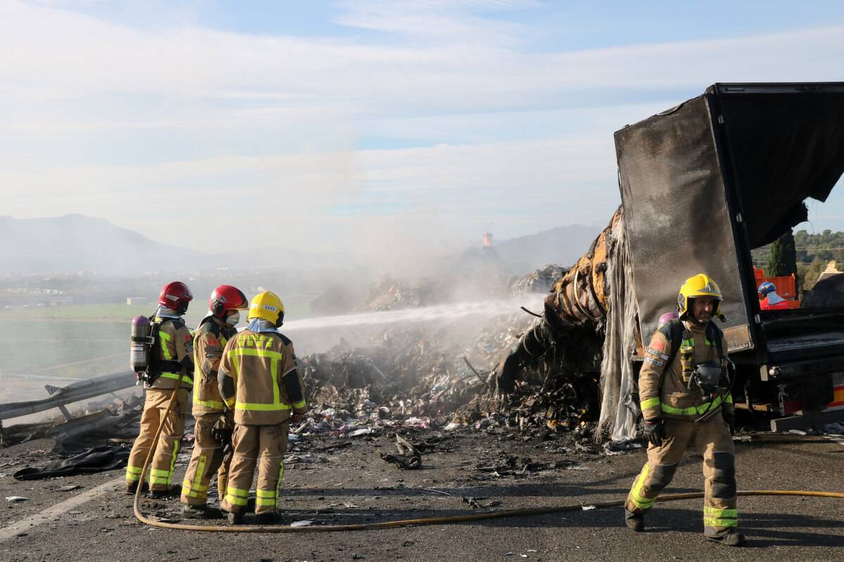 Reoberta l’AP-7 després d’un accident a l’Aldea amb tres camions implicats que ha provocat un mort