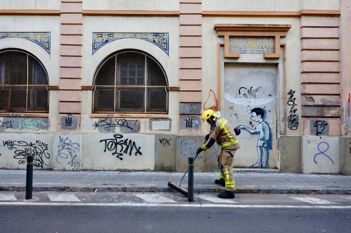 Els Bombers revisant i sanejant la façana de la Maternitat