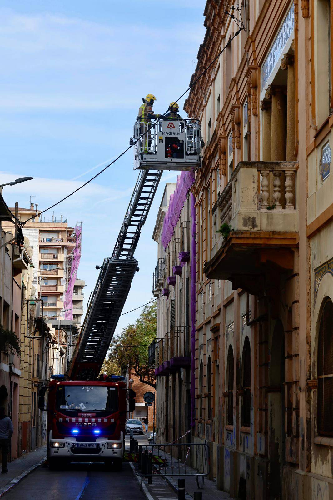 Els Bombers revisant i sanejant la façana de la Maternitat