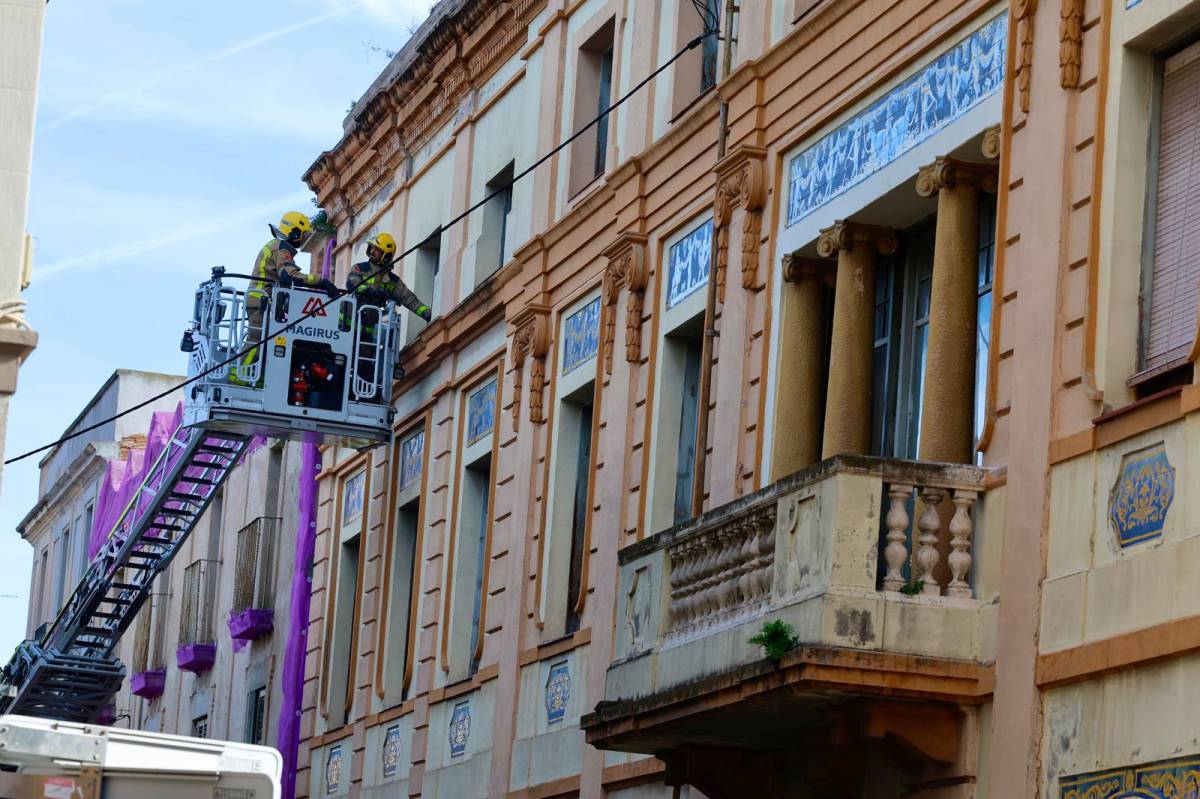 Els Bombers revisant i sanejant la façana de la Maternitat