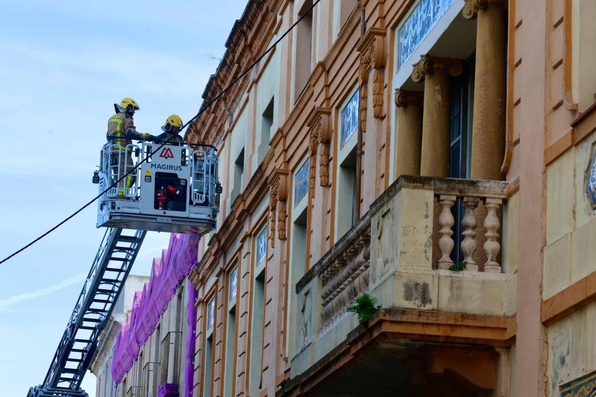 Els Bombers revisant i sanejant la façana de la Maternitat