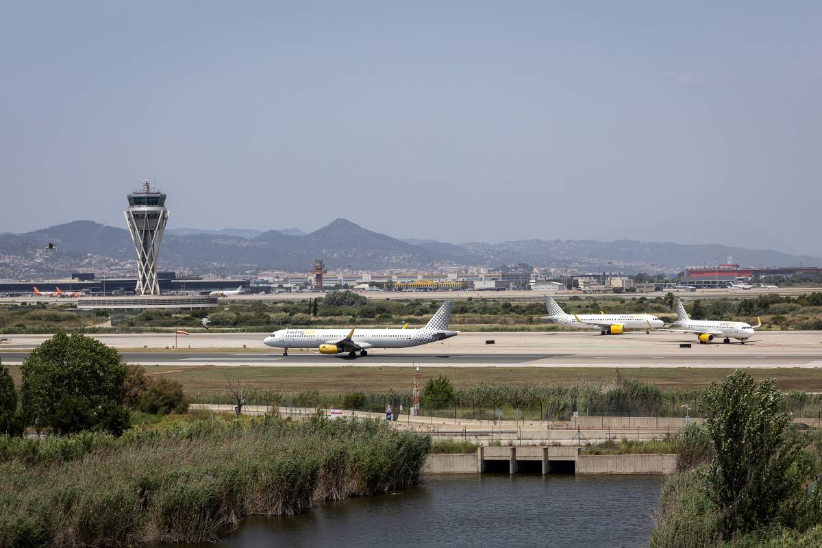 Avions de Vueling, a l'Aeroport del Prat - Hugo Fernández