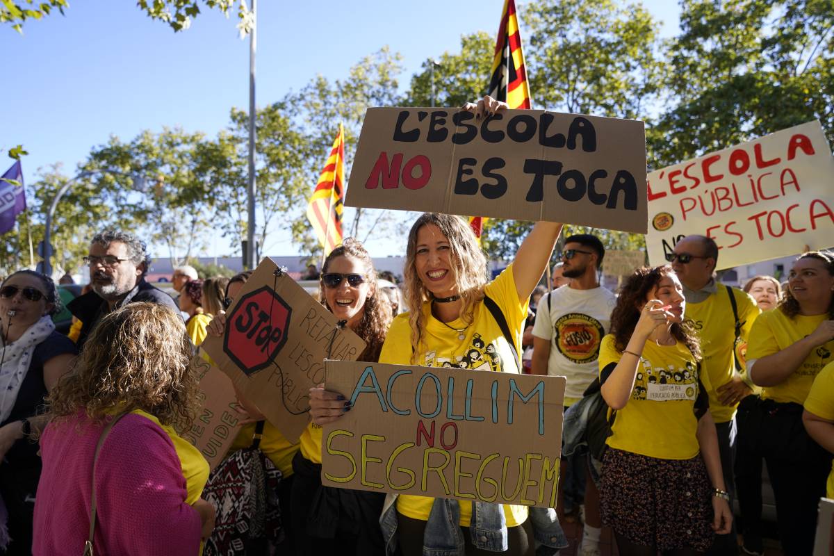 Manifestació de la comunitat educativa de Ripollet contra la fusió