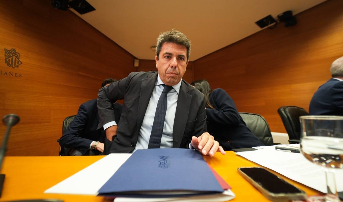 Carlos Mazón es desentén de la gestió de la dana: «No depenia de si estava a un restaurant»