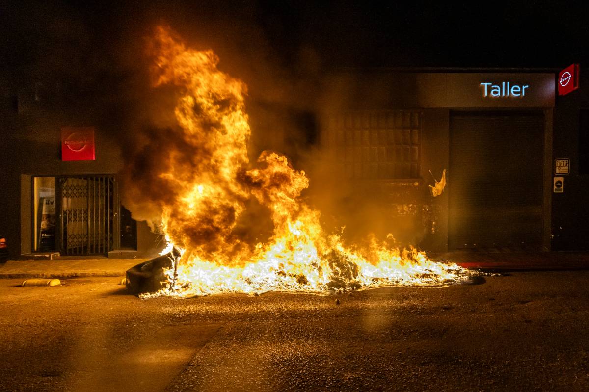 Violenta crema de contenidors a Sabadell - Juanma Peláez Violenta crema de contenidors a Sabadell