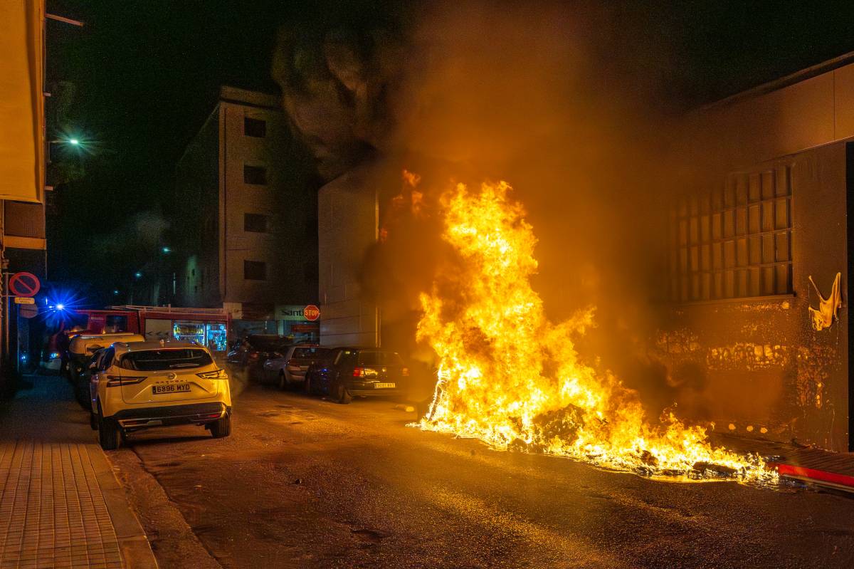 Violenta crema de contenidors a Sabadell - Juanma Peláez Violenta crema de contenidors a Sabadell