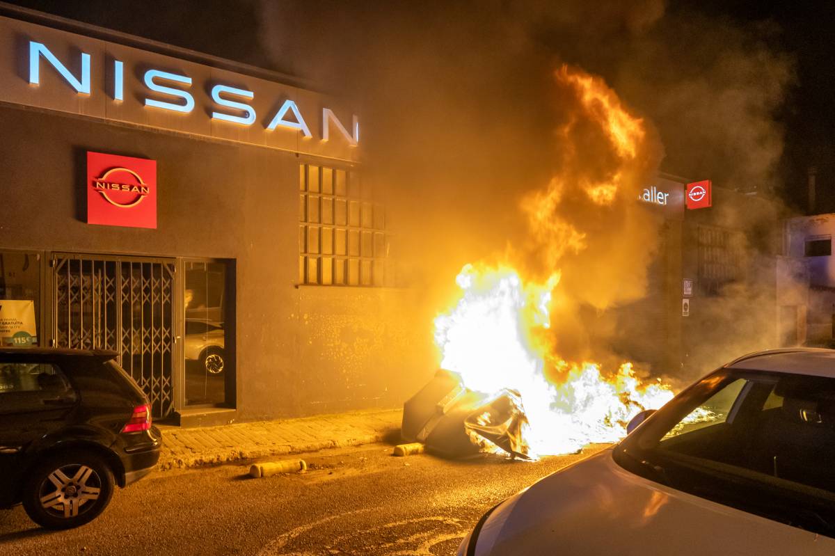 Violenta crema de contenidors a Sabadell - Juanma Peláez Violenta crema de contenidors a Sabadell